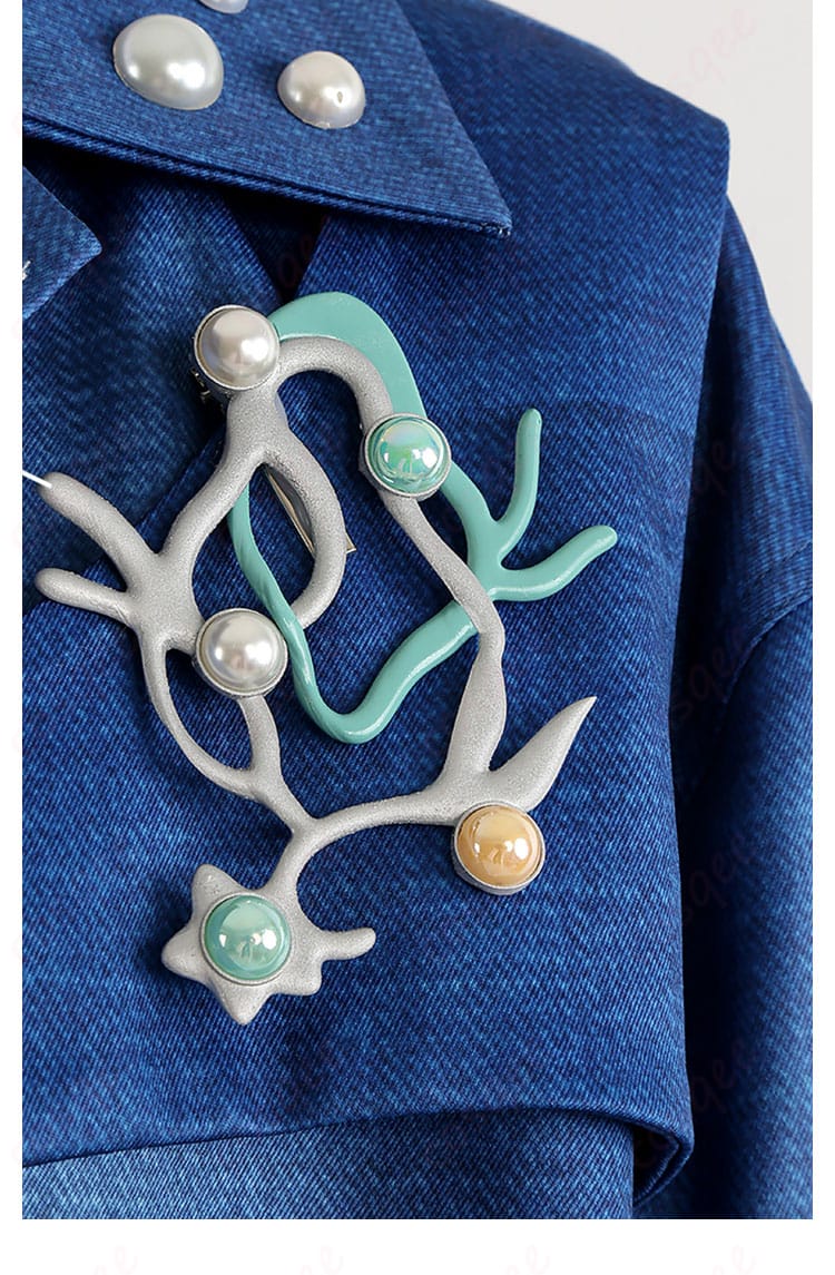 青葉つむぎ Deep into You コスプレ衣装 胸飾りディテール。優雅な輝きと上品なバランス