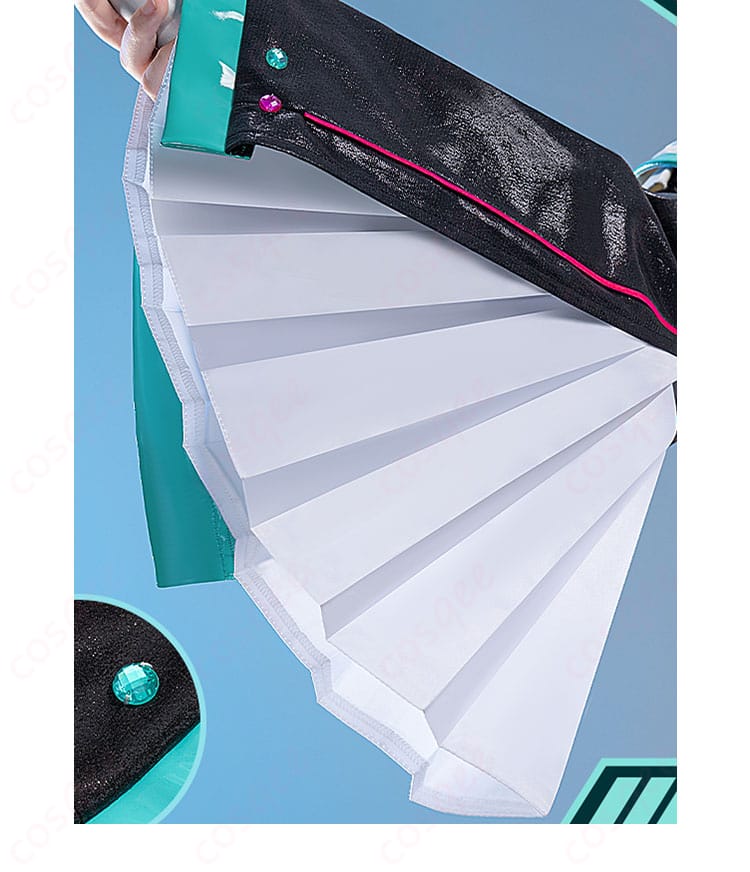 初音ミク コスプレ衣装の袖口アップ。繊細なステッチと配色ラインが印象的なアクセント。