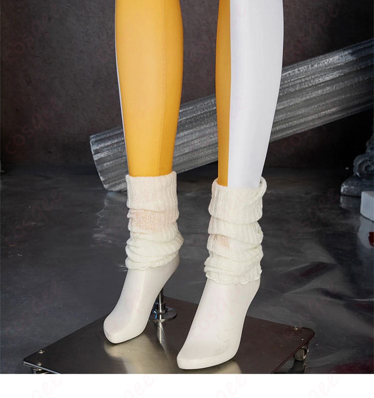 レッグソックスの装飾ディテール。足元のライン取りと装飾で全身コーデの完成度を向上。