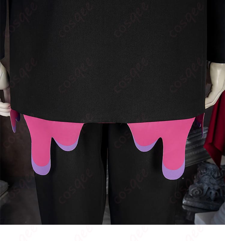 カラスバ 外套背面裾のディテール。流線的なフォルムでシルエットに躍動感をプラス