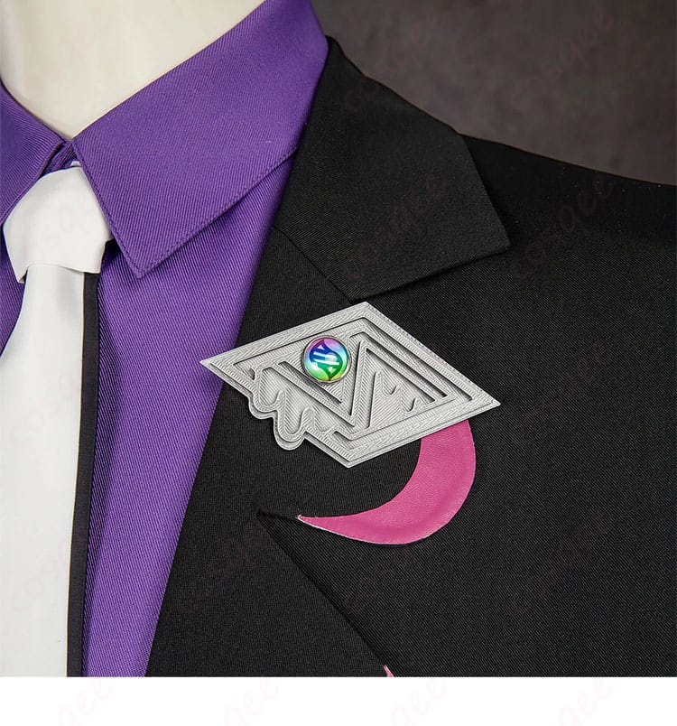 カラスバの外套胸飾のディテール。ブローチ風の装飾がキャラクター性を引き立てるポイント