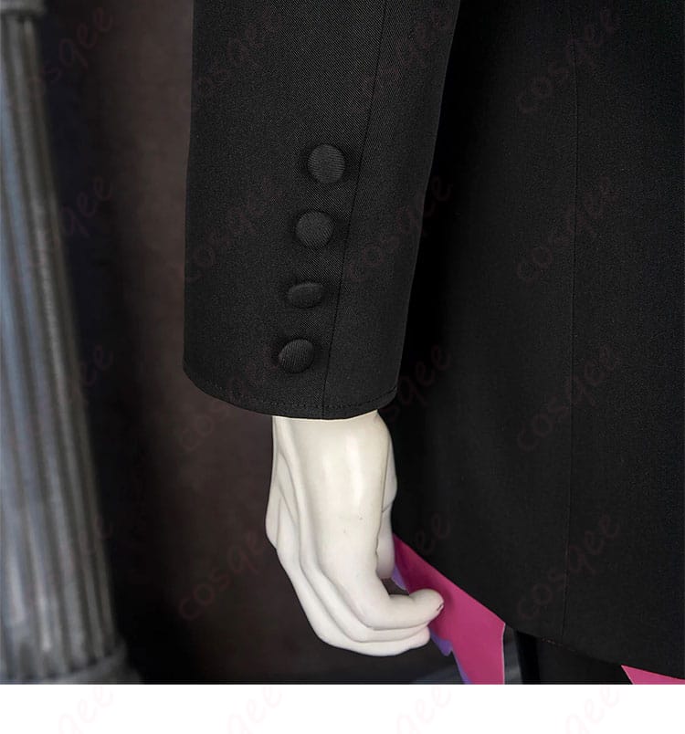 カラスバ 袖口ボタンのディテール。質感の高いボタンと精密な縫製で上品に仕上げ