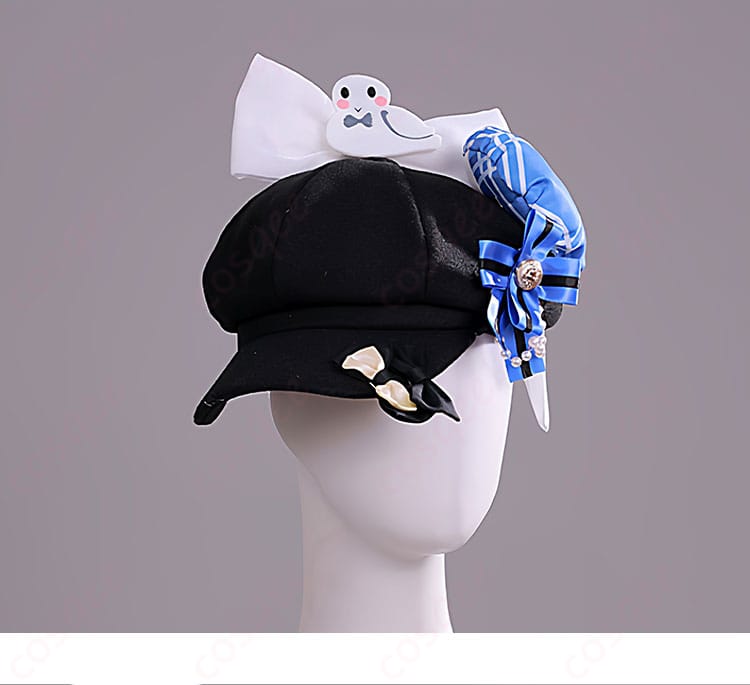 特徴的な帽子の装飾ディテール。輪郭の形状と飾り付けの配置がわかるアップショット。