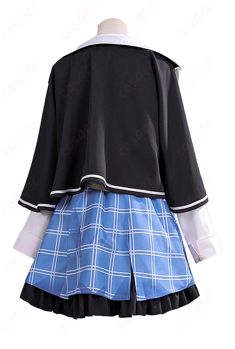 橘シェリー衣装の背面。コートの背中装飾とステッチ、バックラインの再現度を確認できる背面図。