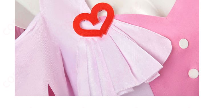 スティルインラブ コスプレ衣装の胸飾りディテール。ステージ感を演出する中心パーツのアップ