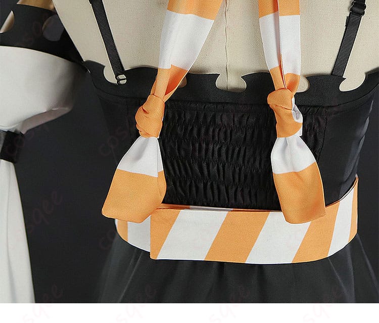 ガチアクタ アモ・エンプール衣装の背面装飾ディテール。背中の装飾パーツと生地の重なりを示すクローズアップ。