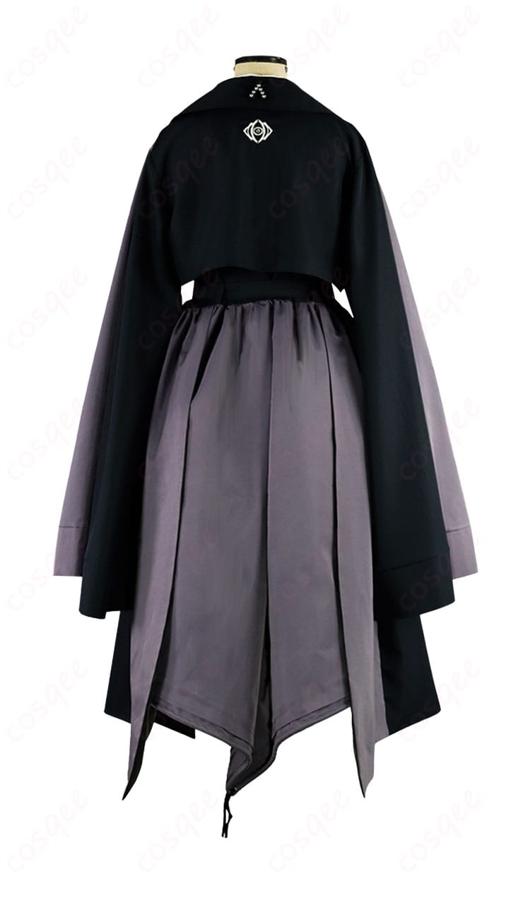 大鈴木くらら 私服コスプレ衣装の背面。背飾りとコートの後ろ姿ディテール
