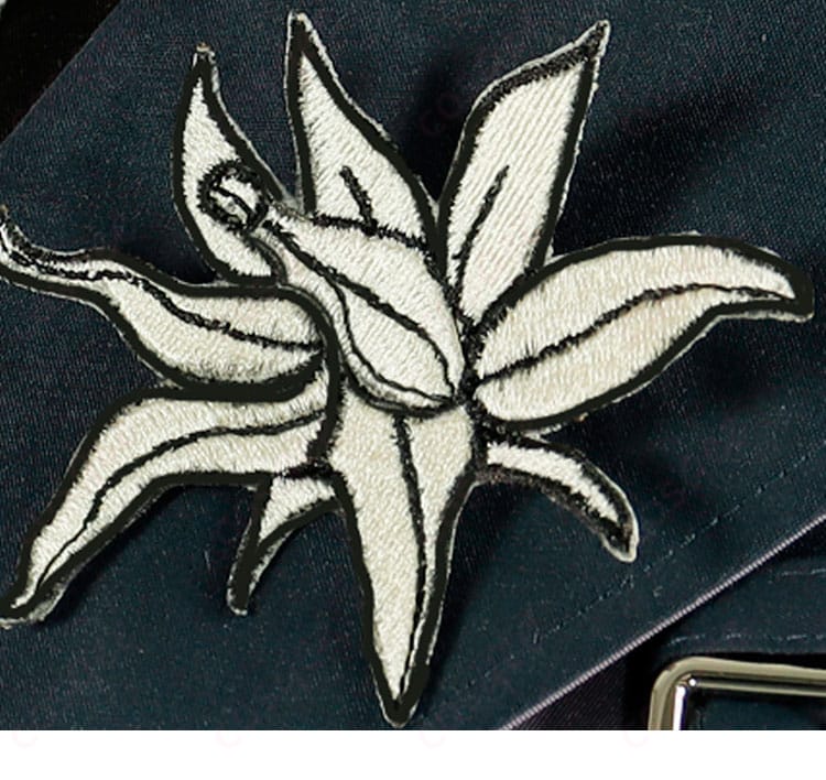 花柄調の装飾パーツと胸元まわりの細部。質感と縫製の仕上がりが分かるクローズアップ