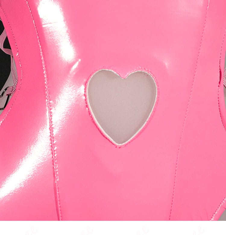 襟元デザインの装飾ディテール｜縁取りと生地切り替えのアップ