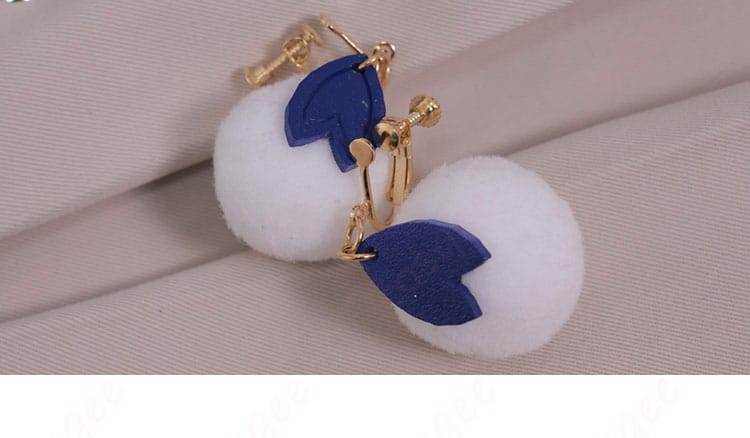 miCometベアブランド衣装 イヤーアクセサリーの近接ディテール