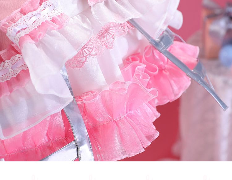 暁山瑞希 ハイド・クリノリン スカートレース装飾アップ。エレガントなレースの模様と質感に注目。