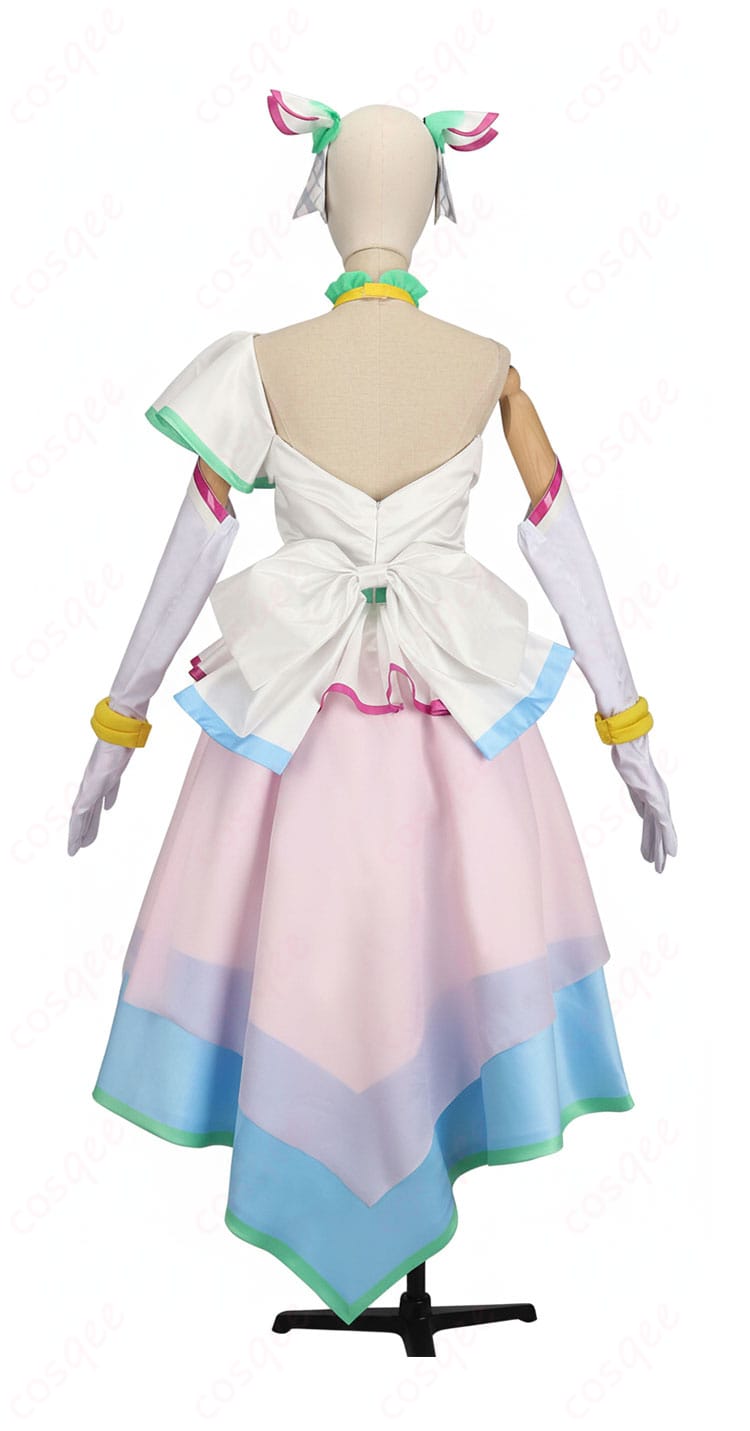 キュアズキューン衣装の背面。背中の大きな蝶結びと段差のあるスカートレイヤーが際立つバックショット