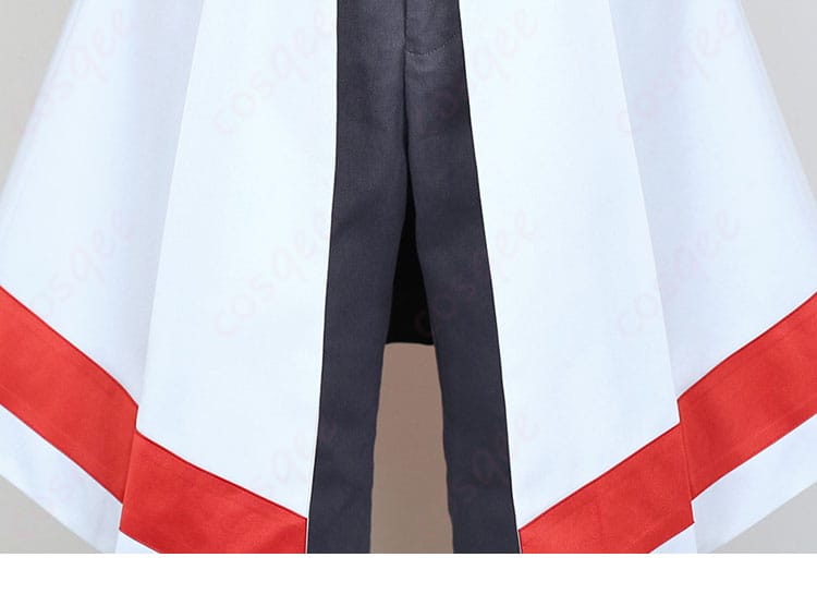 外套裾のアップ。裾まで整った縫製で美しいシルエットを形成。