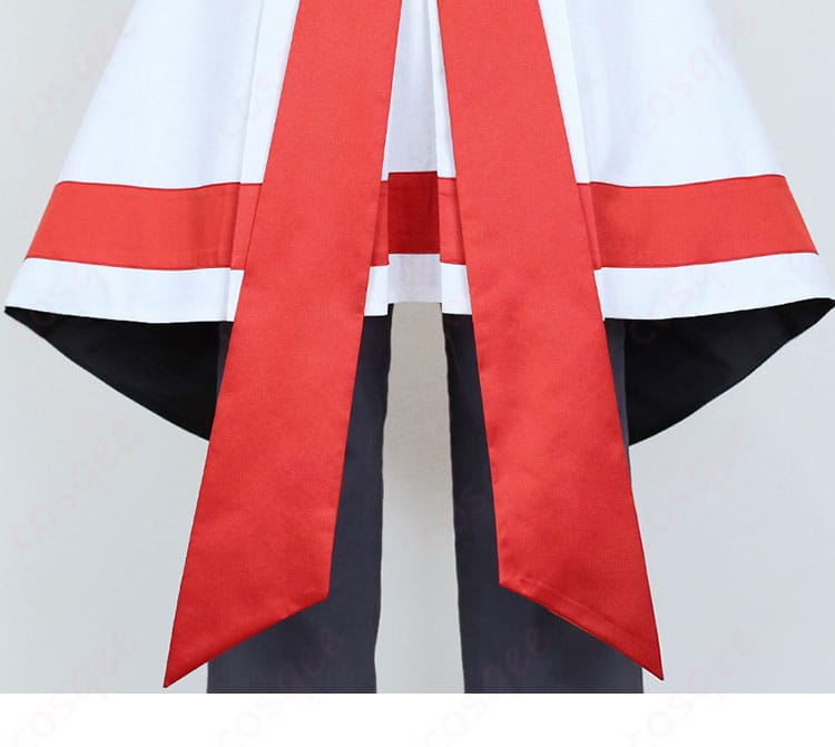 背面裾の構造ディテール。動きやすさとデザイン性を両立した背面カッティング。