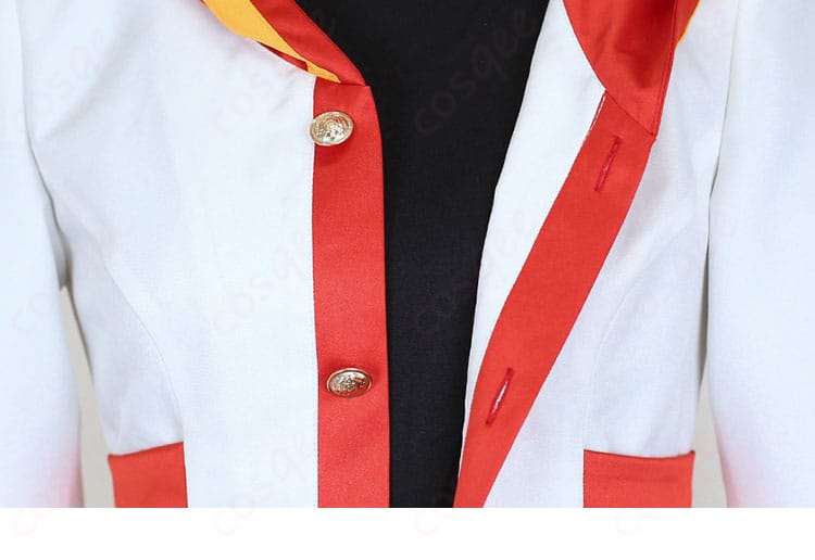 外套前立てのディテール。映画ver.らしいクラシカルな前面デザインを再現。