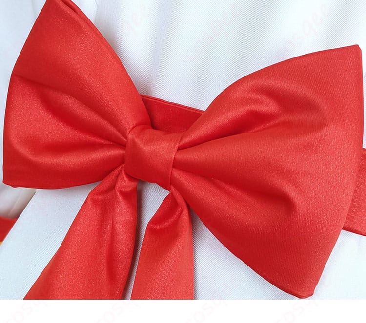 赤いリボン装飾のアップ。コーデ全体のアクセントとなる差し色が際立つ。