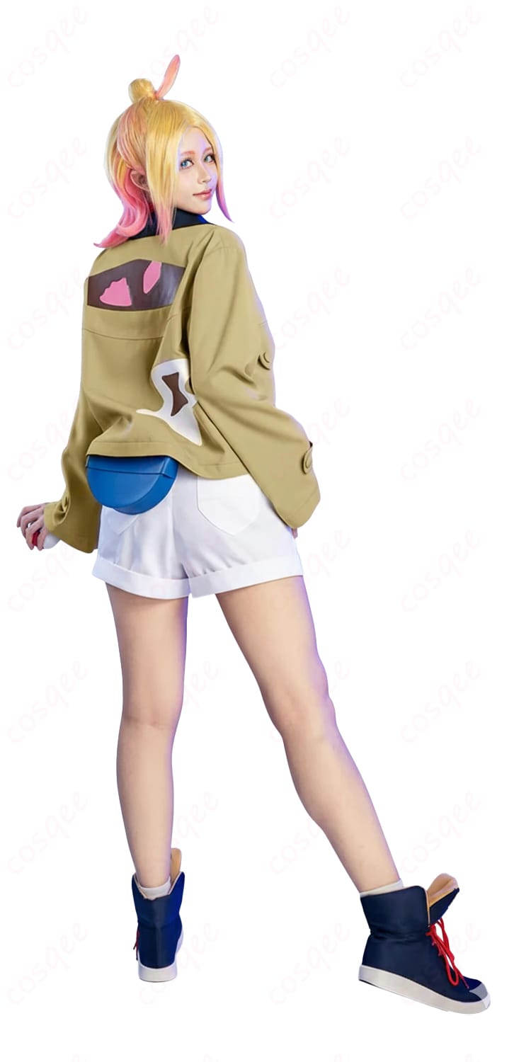 タウニー初期衣装 背面ディテール。ショートパンツとウエストポーチの構造を忠実に再現した後ろ姿。