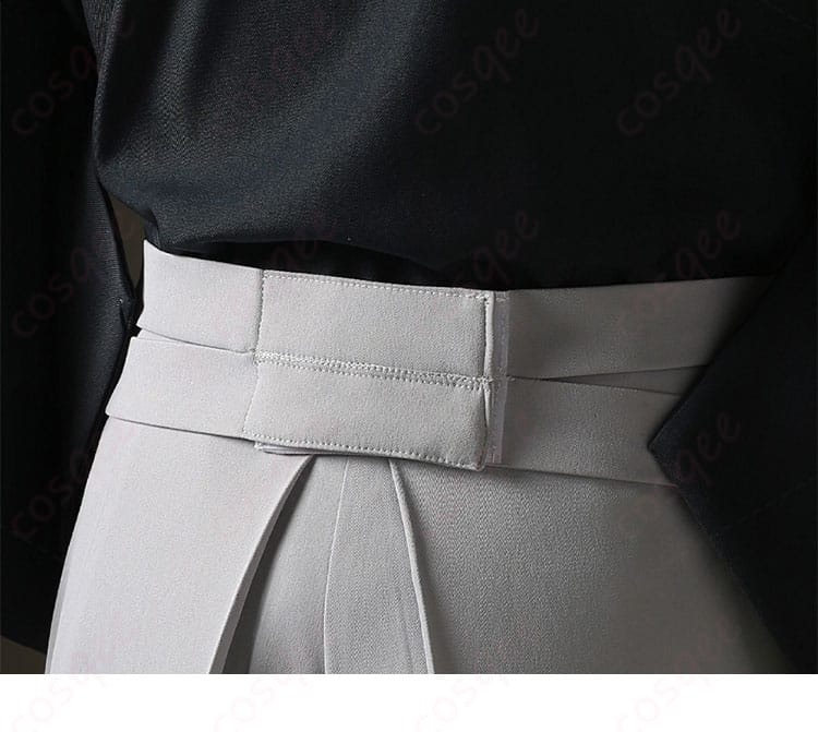 袖口ディテールのアップ。控えめなステッチと縁の仕上げが高級感を演出するカフス部