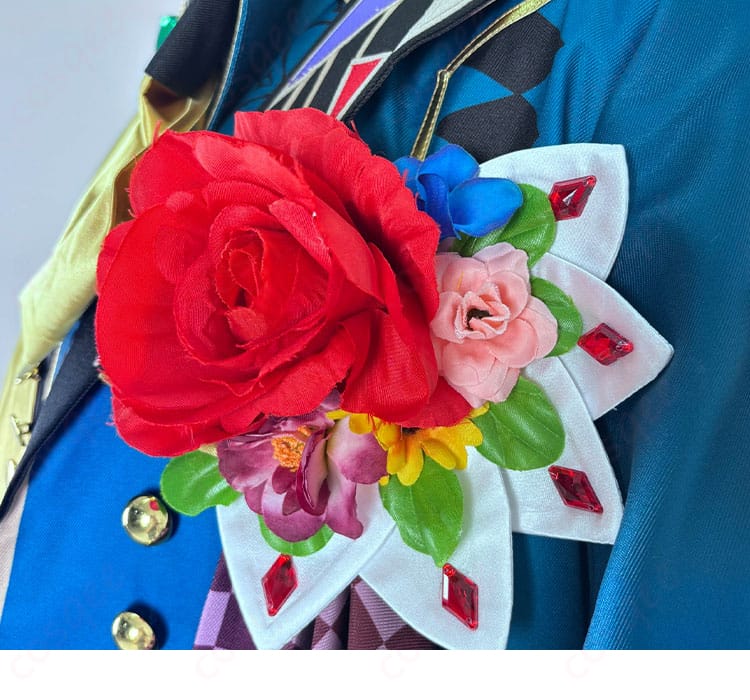 ナック・シュタイン ハロウィン衣装の花の胸飾りクローズアップ。華やかな胸元ディテールで存在感を演出。