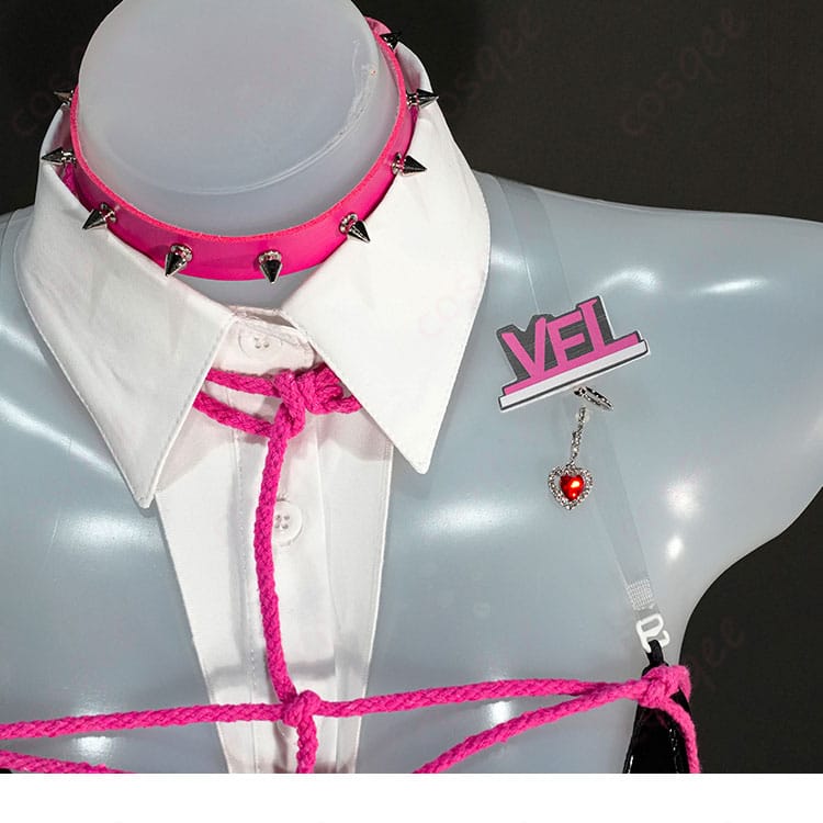 ベルベット コスプレのつけ襟と胸元装飾の詳細。バニー怪盗らしい装飾の意匠と縫製を確認