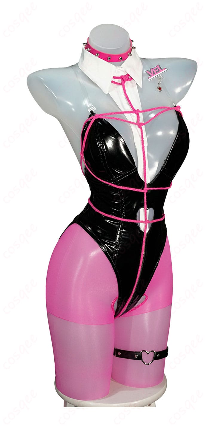 勝利の女神：NIKKE ベルベット コスプレ衣装の側面。ウエストラインとヒップの美シルエットを強調した角度