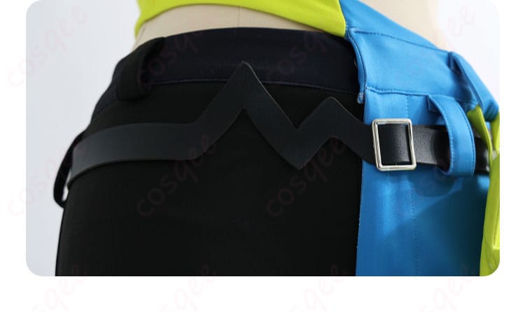 ベルト装飾の意匠と留め構造。ウエストのフィット感とアクセントになるデザインを示す。