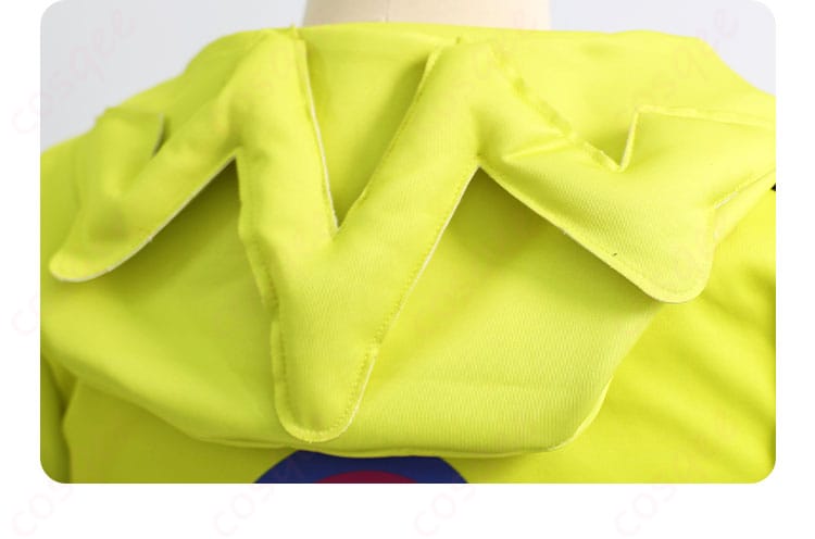 背面フードの装飾ディテール。形状、折り返し、縁の仕上げが見える近接画像。