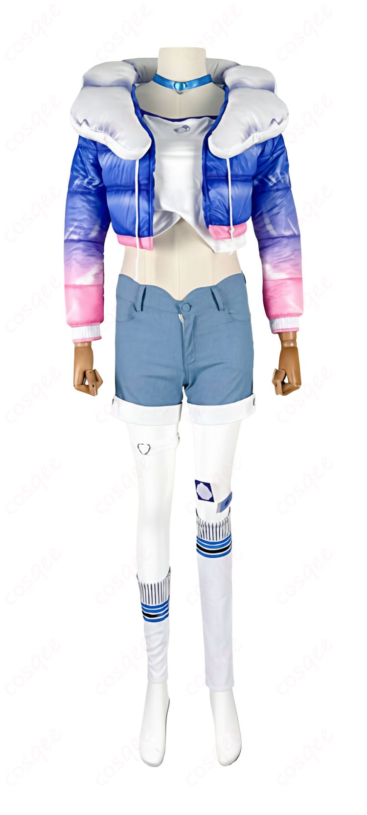 ホロライブ こぼ・かなえる 私服コスプレ衣装 正面全身。コートとショートパンツ、アクセの配置が確認できるカット