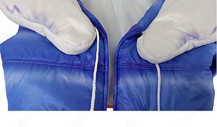 こぼ・かなえる 私服コスプレ衣装のコート襟元アップ。襟の形状とステッチ感、素材の質感が伝わるディテール画像