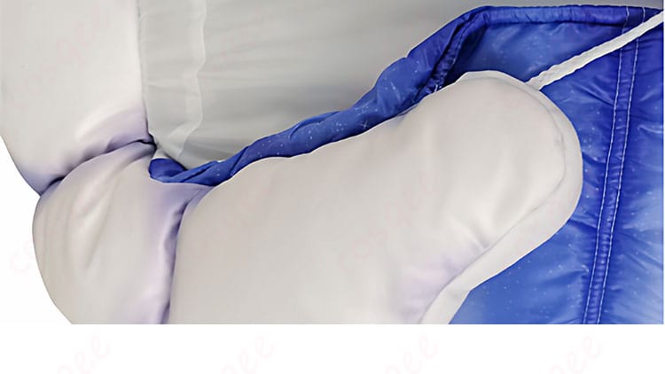 こぼ・かなえる 私服コスプレ衣装 コートの装飾ディテール。装飾パーツ配置と質感を近距離で確認できる画像