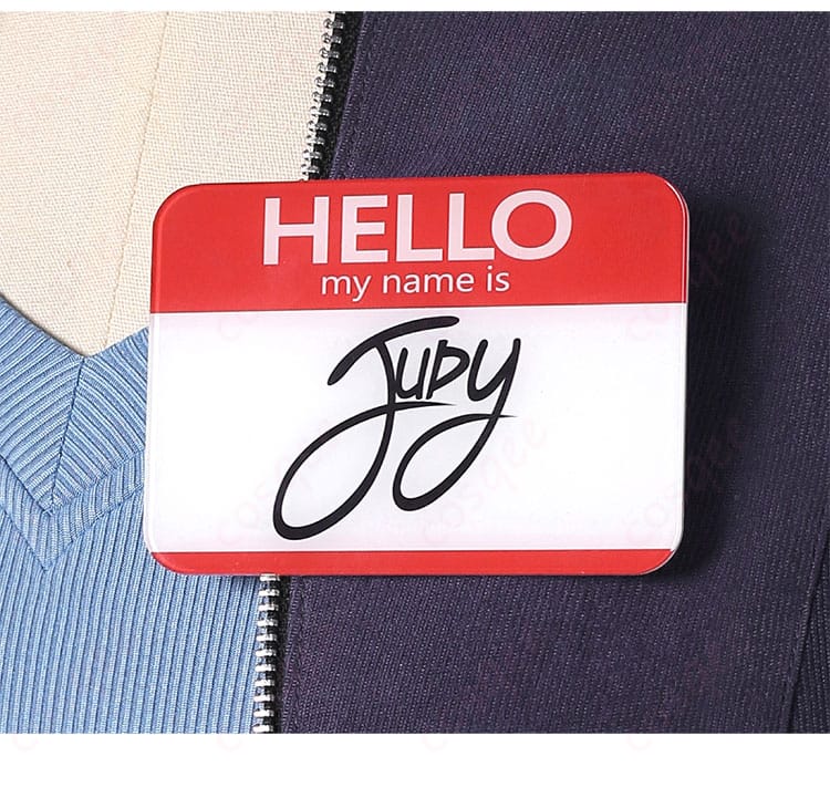 警官制服の胸元バッジ装飾ディテール｜ジュディ・ホップスの象徴的デザインを高品質で再現