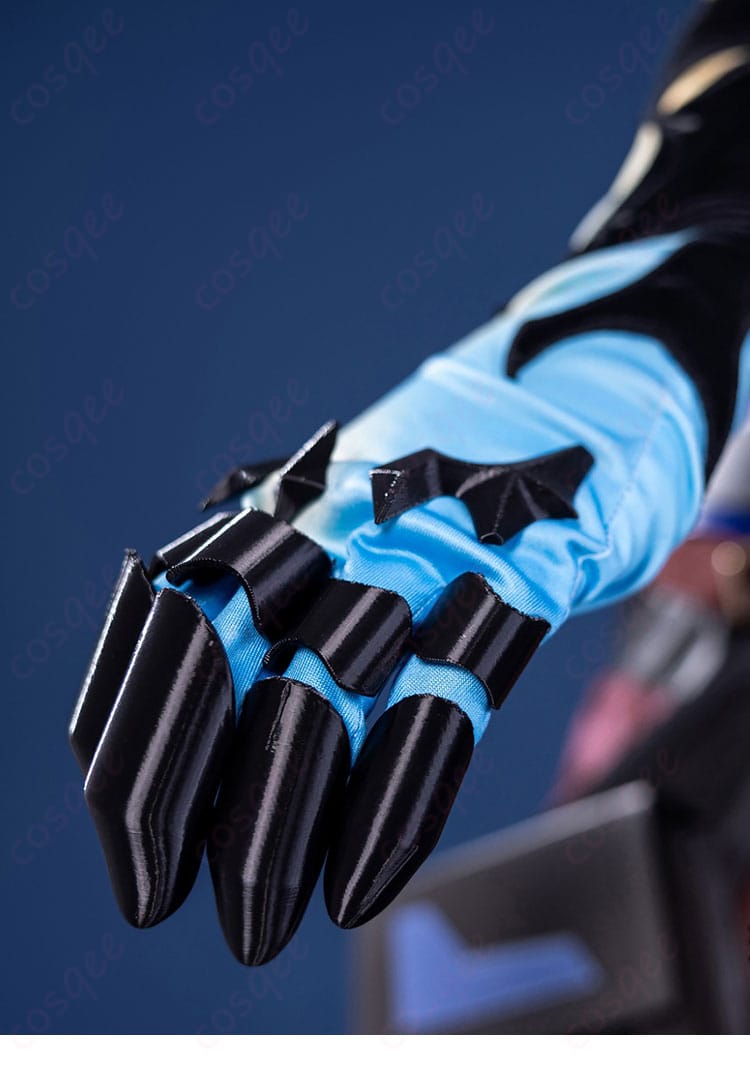 ヴィトー コスプレ 手袋・手元アクセ。グローブとブレスレット、アクセサリーの作り込みを示す近接写真