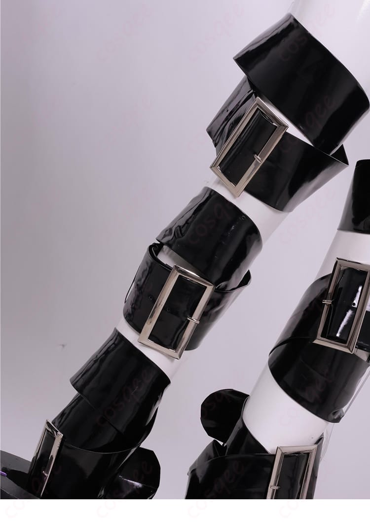 脚部装飾の近接ディテール。質感と留め位置が分かるアップ