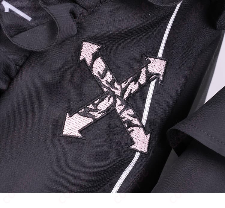 腰部アイコン風装飾のディテール。位置関係と取り付けの丁寧さを確認