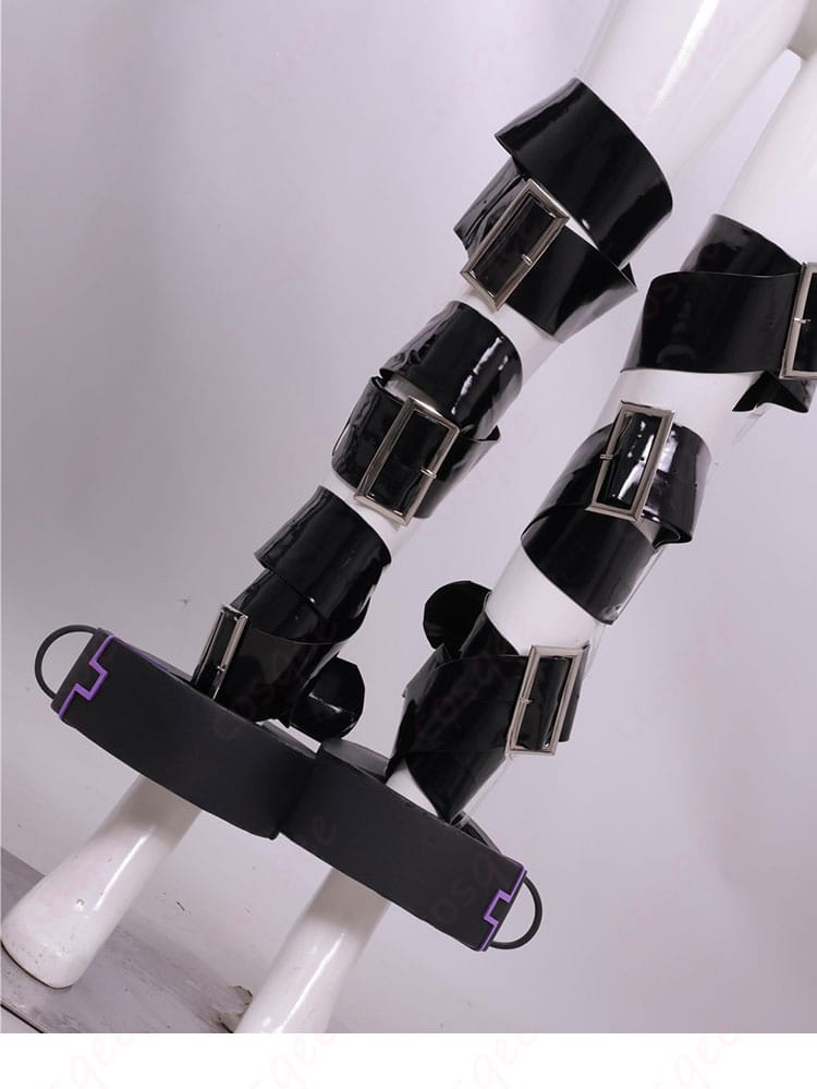 足元アクセサリーの細部。コーディネート全体の統一感を高める要素を拡大