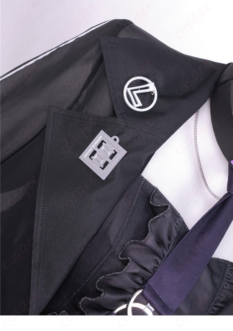 襟と肩周りの装飾ディテール。立体感のあるパーツ配置と仕上げの質感