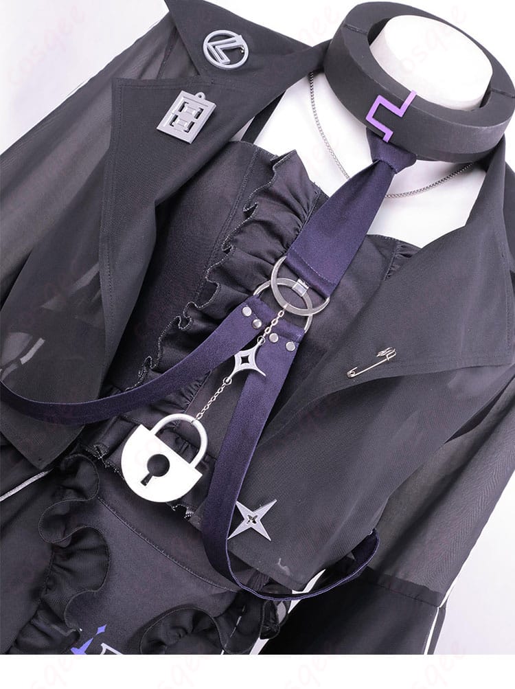 襟飾りの近接ディテール。装飾の光沢感と質感が分かる画像