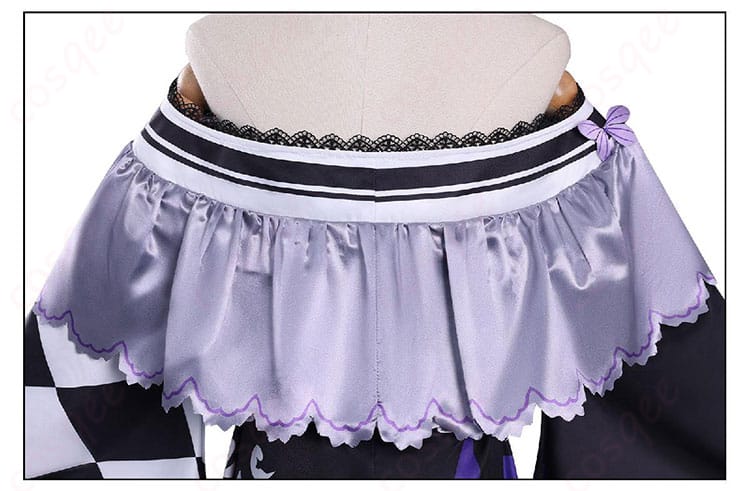 衣装背面のデコレーション細部。レースとテープ使いの重なりと配置の精密さを表現。