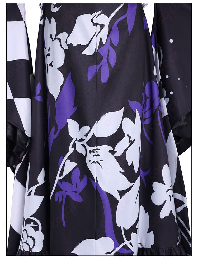 スカートの模様と装飾アップ。縁取りとモチーフの組み合わせで動きに表情が出る設計。