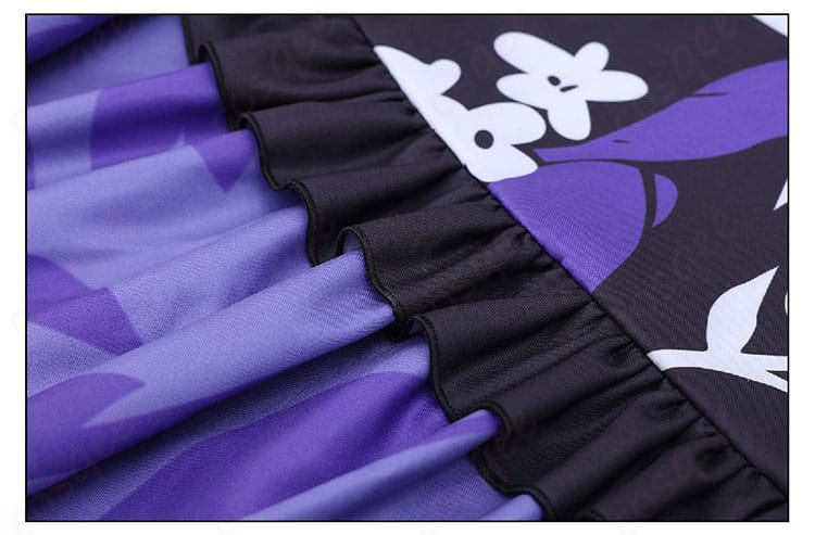 スカートレースの繊細ディテール。編み柄の密度と透け感のバランスを示すクローズアップ。