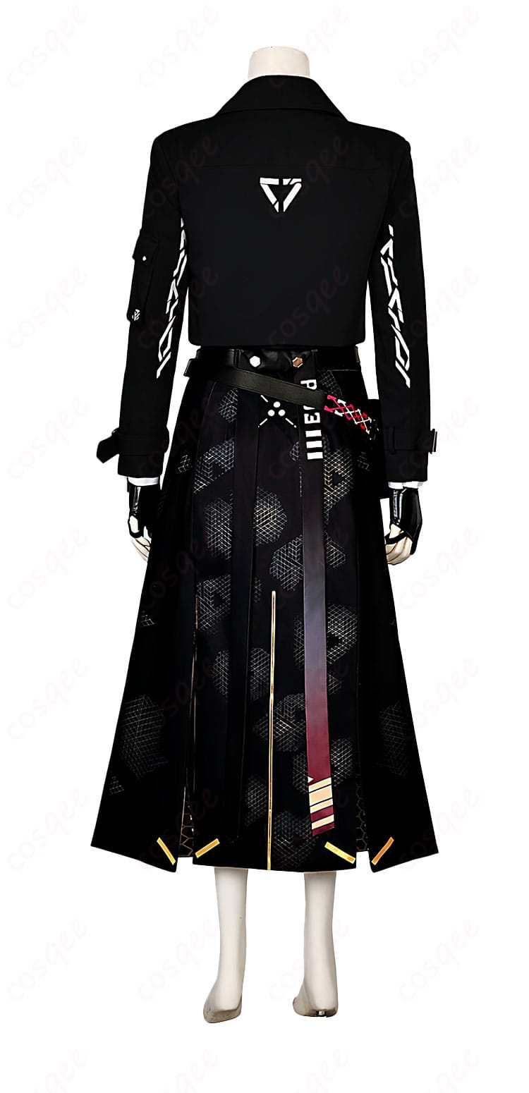 恋と深空 主人公 夜を切り裂く影 コスプレ衣装の背面。コートの丈感やベルト配置など細部の作り込みが見える画像