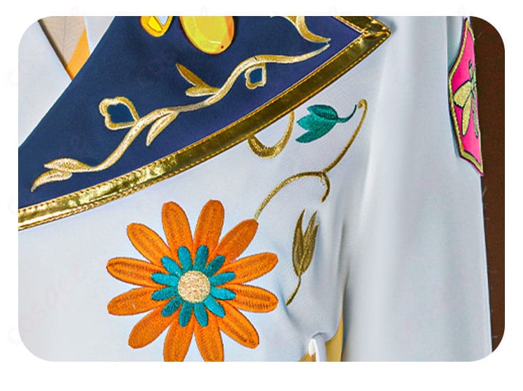 ペアリング衣装コートの胸飾りディテール（ブローチ配置）