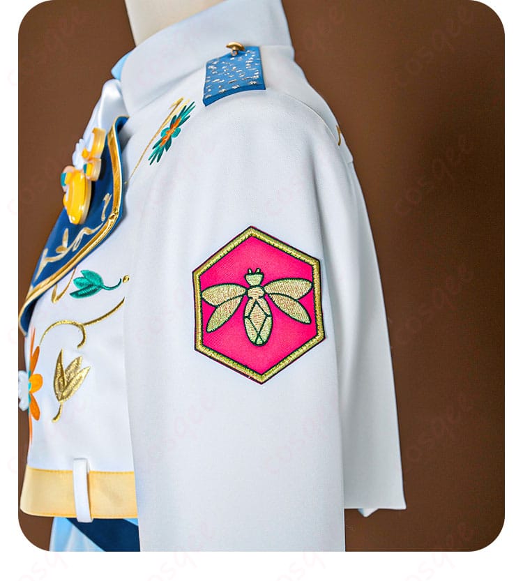 コート左袖のアイコン装飾ディテール（ユニットモチーフ）