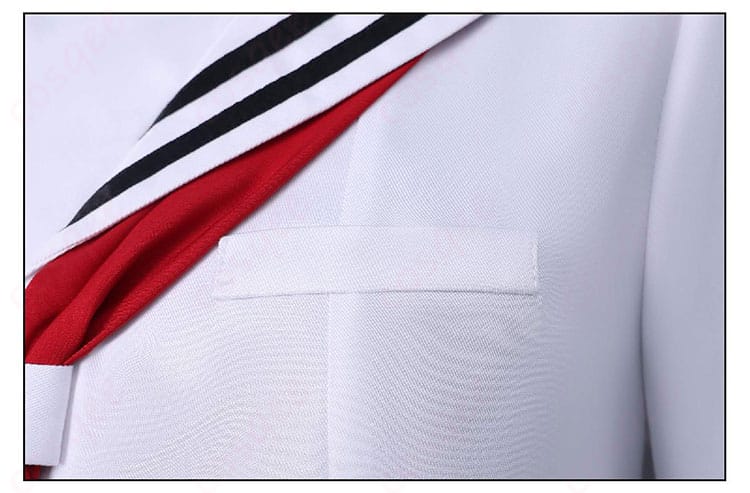 胸ポケットまわりの装飾ディテール。端正な配置と縫い付けでキャラクターの制服感を強調。