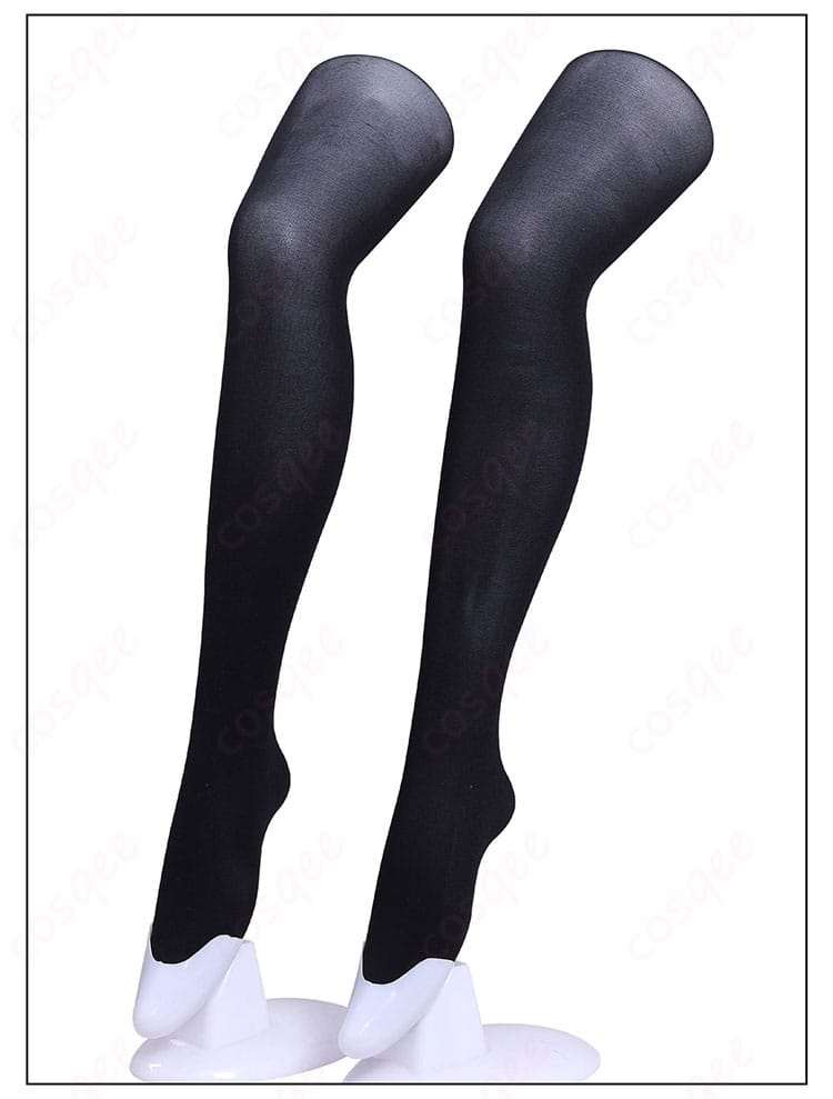 ブラックストッキングの質感ディテール。足元を引き締める発色で全身のバランスを向上。