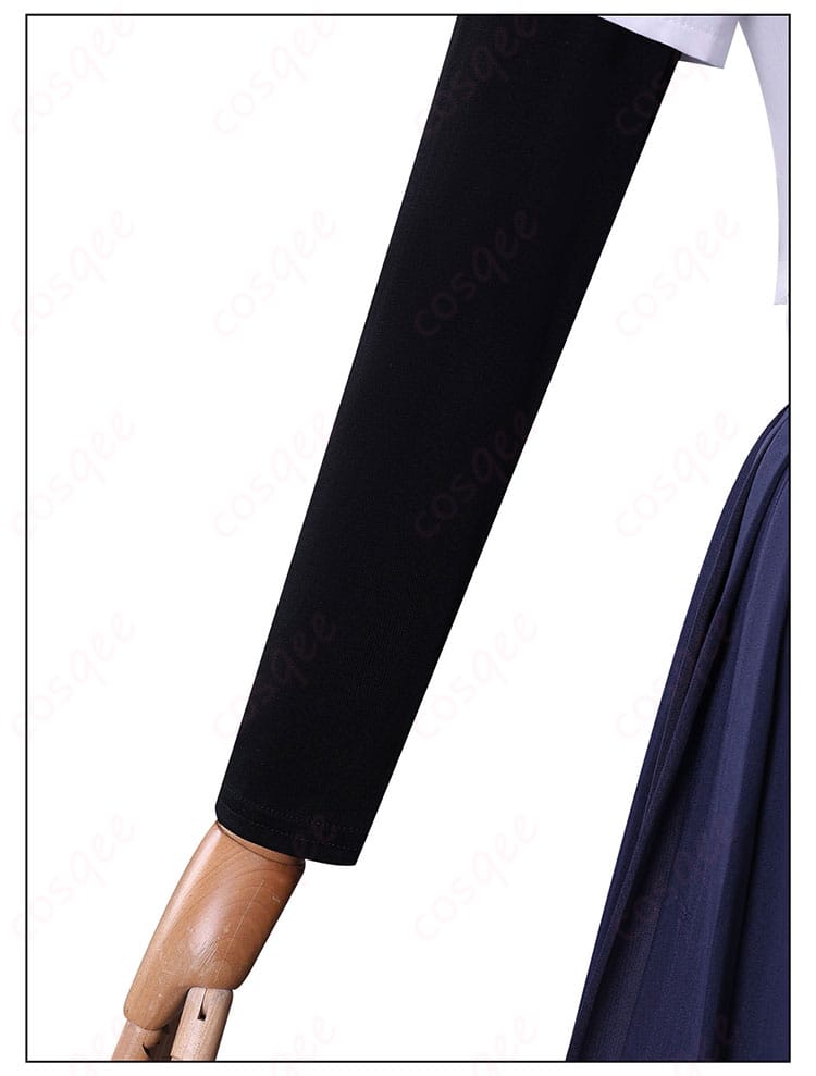 黒袖部分の生地感とカフス形状のアップ。自然な立ち上がりでシルエットをキープ。