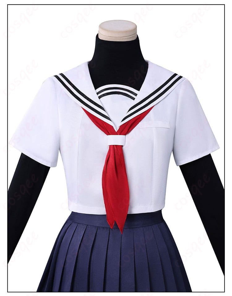 襟元ディテールの接写。スカーフの結び目と縫製ラインが整った高品質な仕上がり。