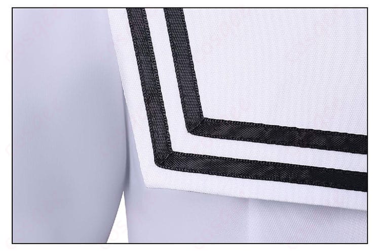 背面ケープの縞模様ディテール。ラインの太さと配置が作中イメージに沿って再現。