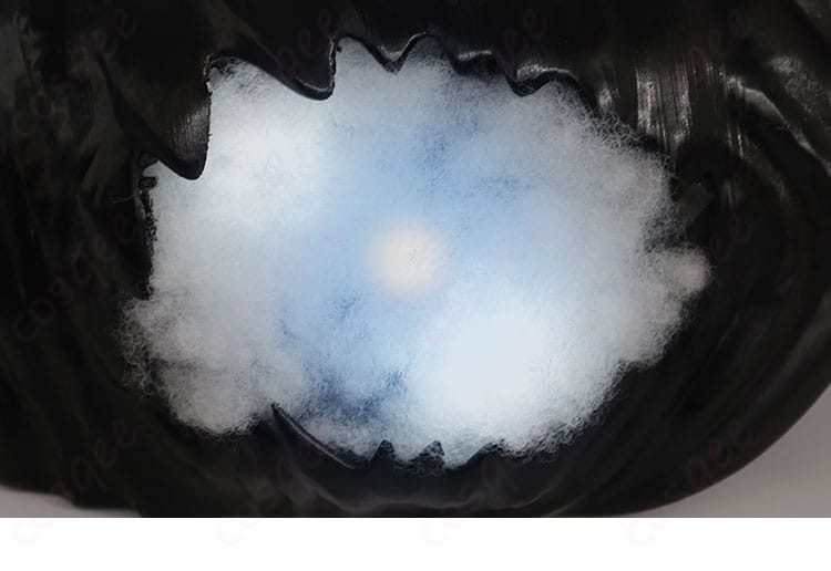 澄野拓海 戦闘服の胸前装飾ディテール。胸当ての立体感と存在感を強調。