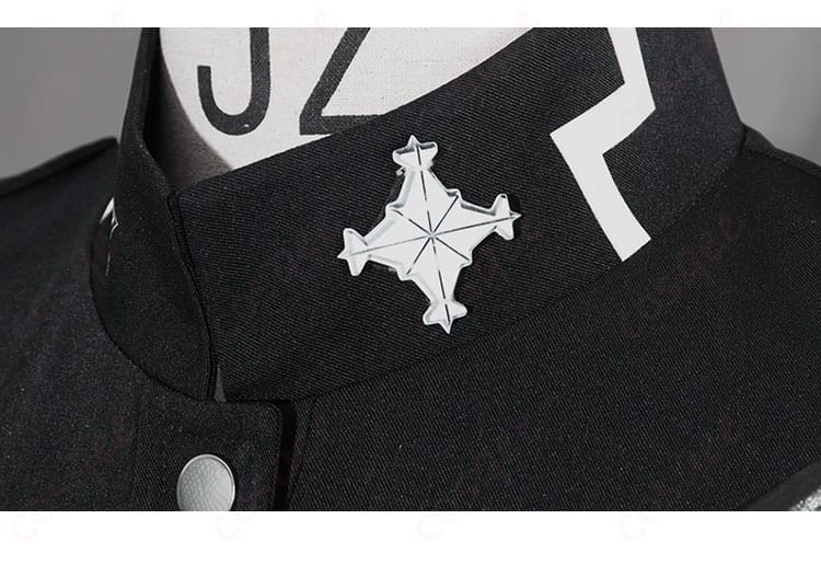 特防隊戦闘服の襟元ディテール。配色ラインと留め具の近接アップで質感を確認。